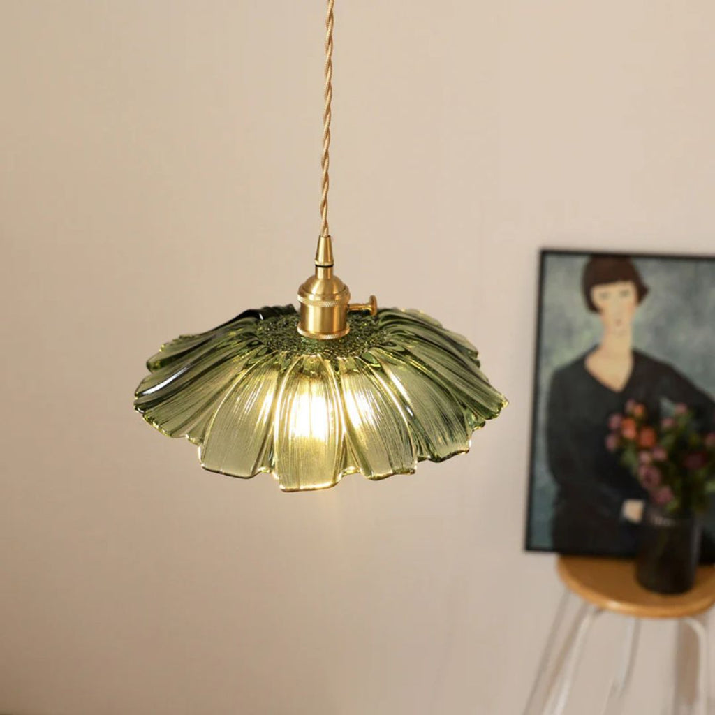 Zależona lampa z żebrowanego szkła z ozdobnikiem w złotym kolorze