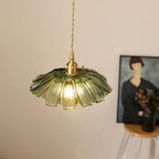 Zależona lampa z żebrowanego szkła z ozdobnikiem w złotym kolorze