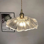 Zależona lampa z żebrowanego szkła z ozdobnikiem w złotym kolorze