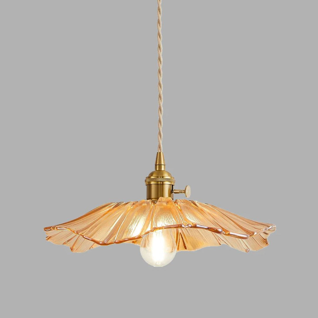 Zależona lampa z żebrowanego szkła z ozdobnikiem w złotym kolorze