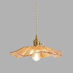 Zależona lampa z żebrowanego szkła z ozdobnikiem w złotym kolorze