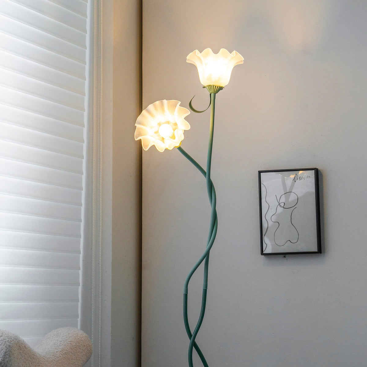 Flower Floor Lamp 170 cm, Green Metal with White Acrylic Shades