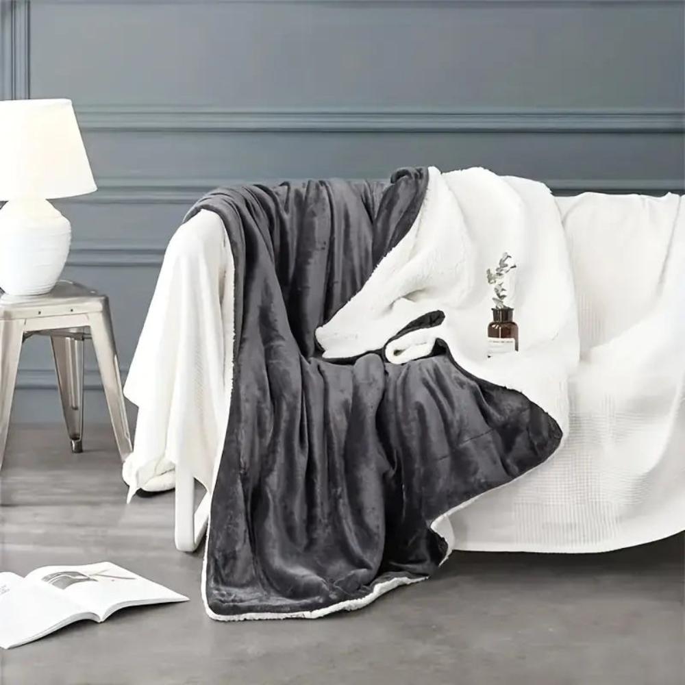 Reversible Velour and Sherpa Throw, 150 x 200 cm
