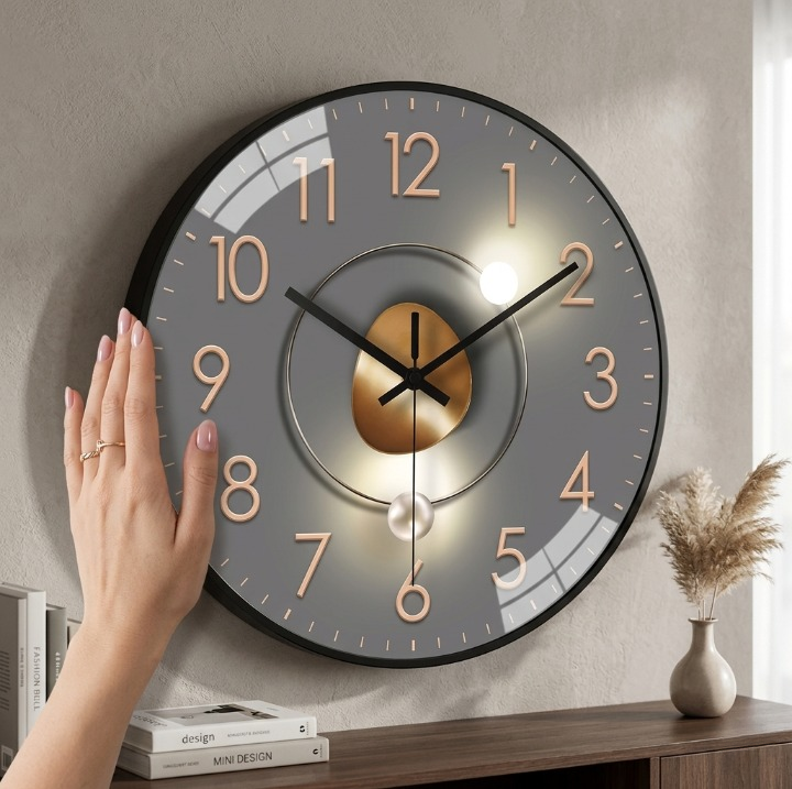 Silent Quartz Wall Clock 20cm with Glass Lens and Metal Hands