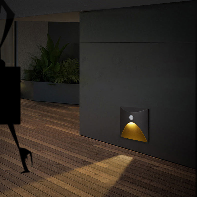 Outdoor Wall Light with PIR Motion Sensor, IP65, 300lm