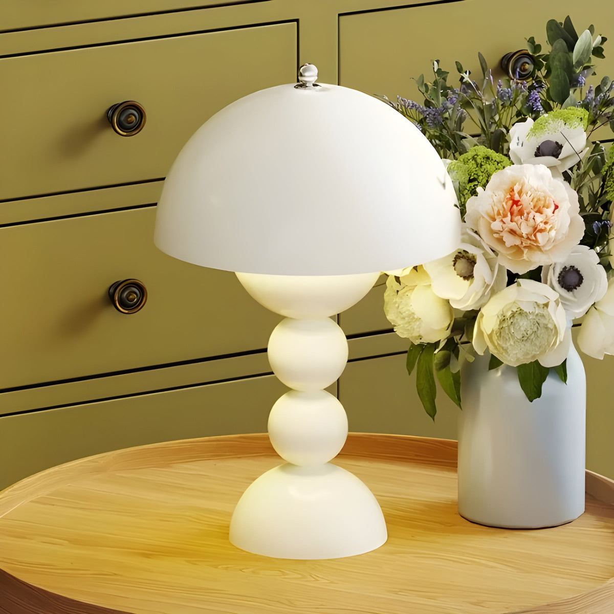 Lampa stołowa z abażurem w kształcie kopuły i podstawą z ułożonych na sobie kulek, z regulacją natężenia światła
