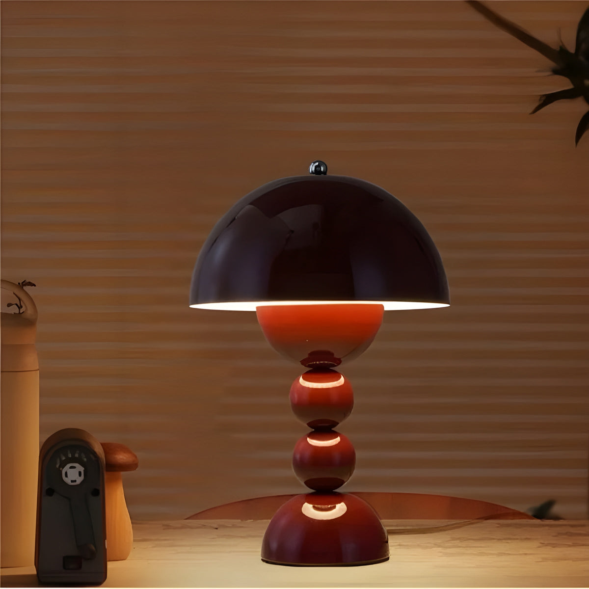 Lampa stołowa z abażurem w kształcie kopuły i podstawą z ułożonych na sobie kulek, z regulacją natężenia światła