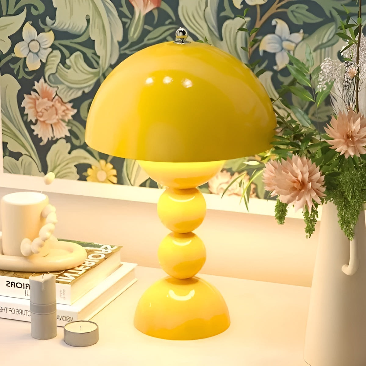 Lampa stołowa z abażurem w kształcie kopuły i podstawą z ułożonych na sobie kulek, z regulacją natężenia światła
