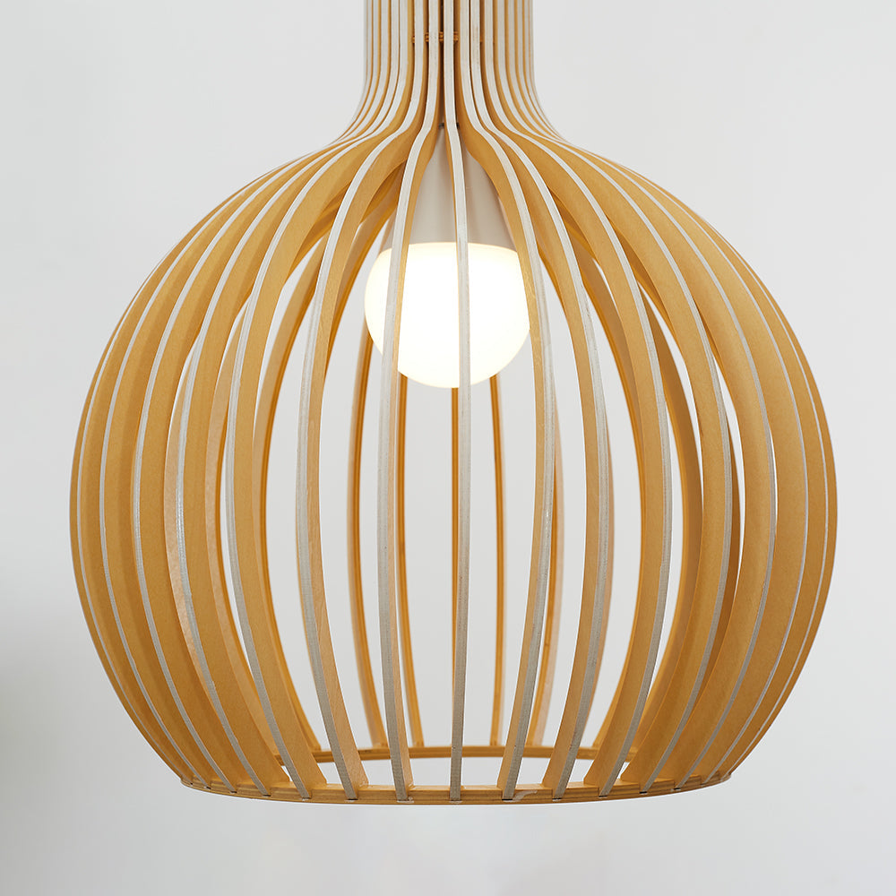 Lampa wisząca w klatce z drewnianych listew, styl skandynawski Japandi