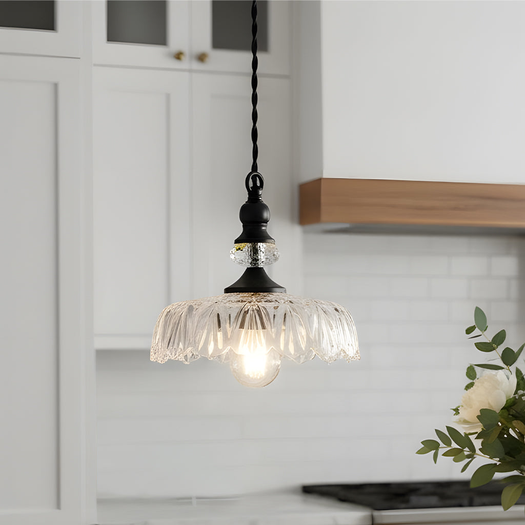 Lampa wisząca z tłoczonego szkła o kwiatowym wzorze i mosiężnym wykończeniu